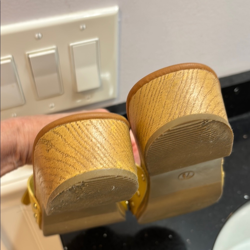 Universal Thread Yellow Clogs. - Picture 4 of 6